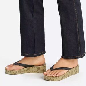 EUC  COACH Lyn Flip flop-6